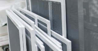 Москитные сетки на пластиковые окна Озёрск купить по цене от 941 руб.